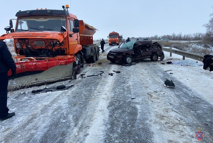 В лобовом ДТП с КАМАЗом двое волгоградцев погибли, ранен ребенок