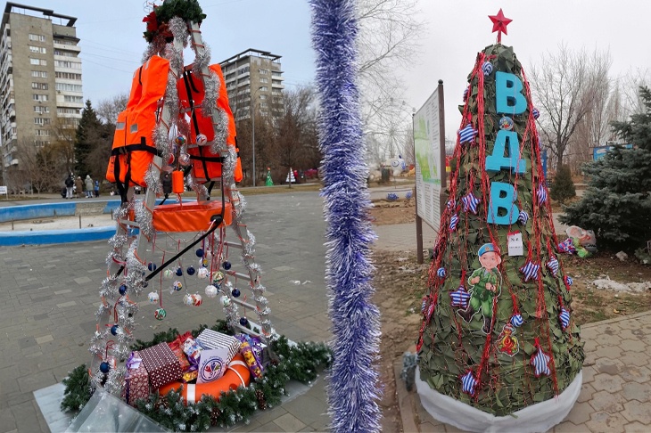 В Волжском прошел парад странных елок