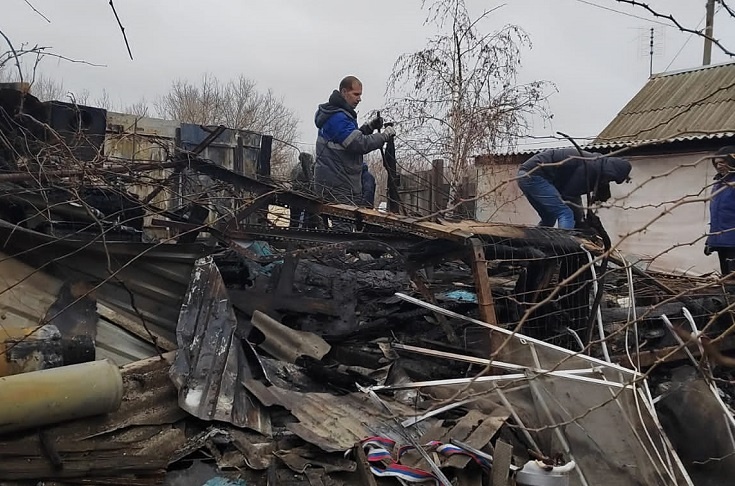 «Прыгали в окно»: многодетная семья под Волгоградом осталась без дома в канун Нового года