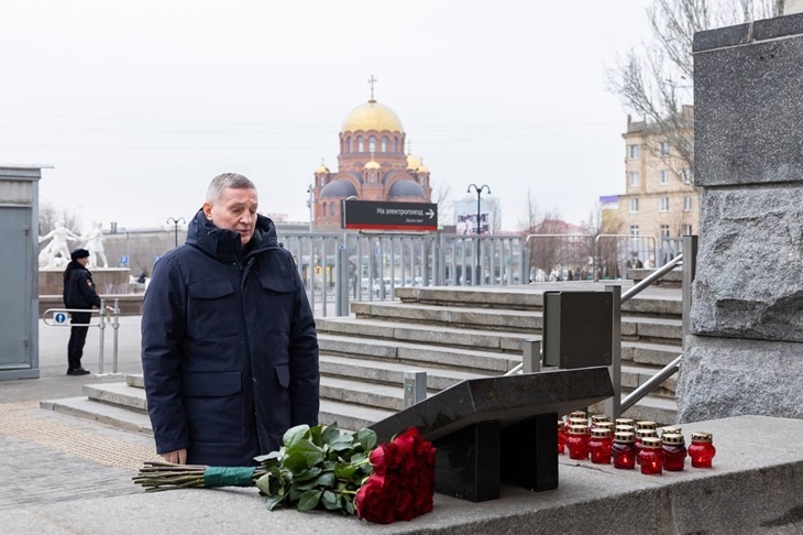 Андрей Бочаров почтил память жертв теракта в 2013 году в Волгограде