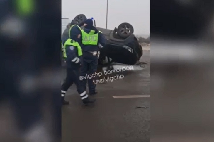 ДТП с перевертышем произошло на подъезде к Волгограду