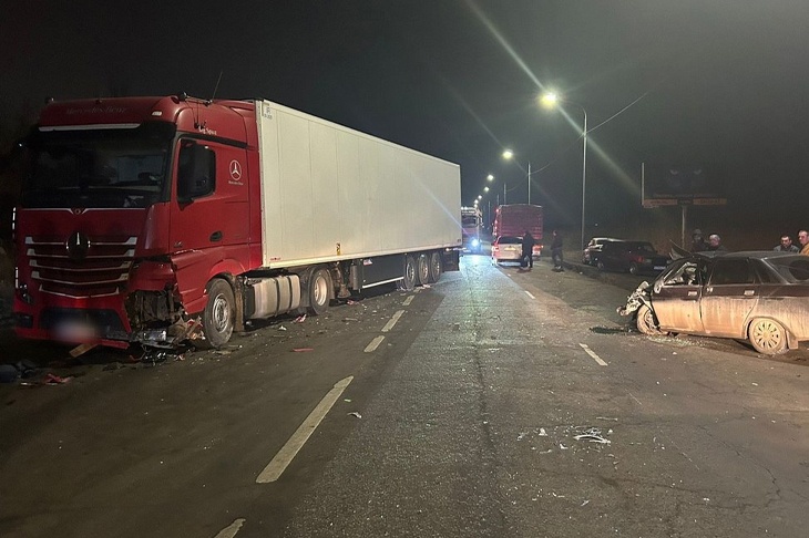 Чудом все выжили: в Волгограде «ВАЗ» на скорости влетел в гружённую фуру