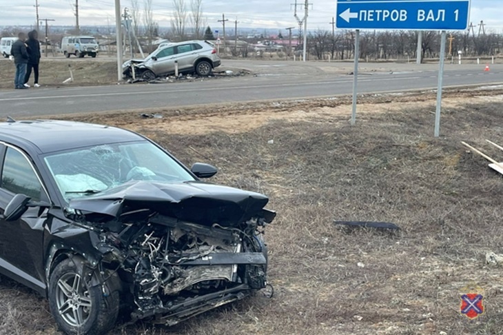 Пять человек пострадали в жестком ДТП на трассе в Волгоградской области