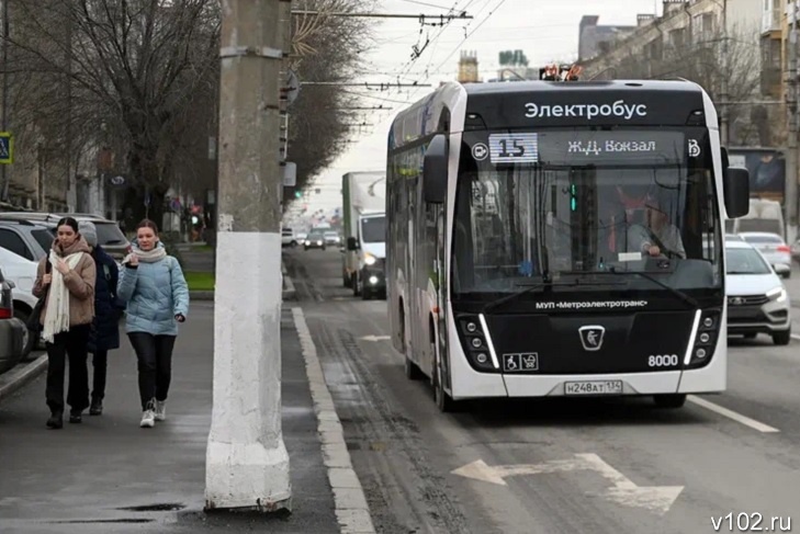 Водитель электробуса уронил пассажирку на ходу в Волгограде