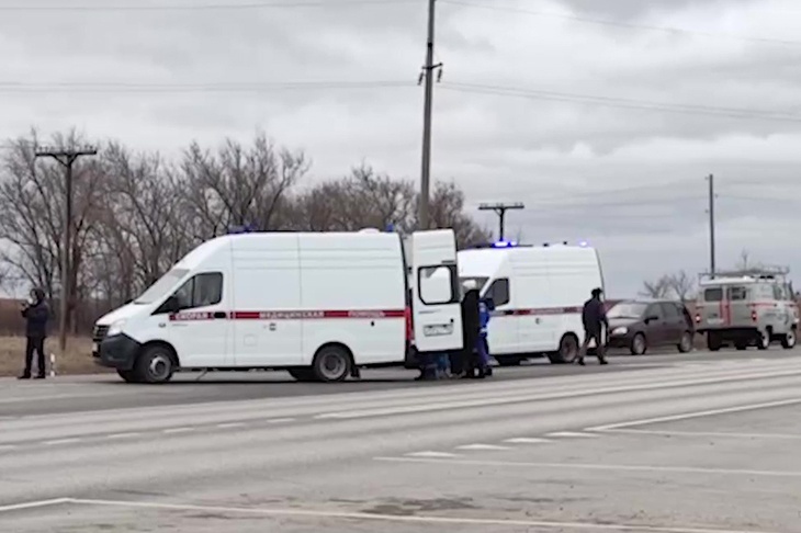 Школьный автобус в детьми перевернулся в Волгоградской области: есть пострадавшие