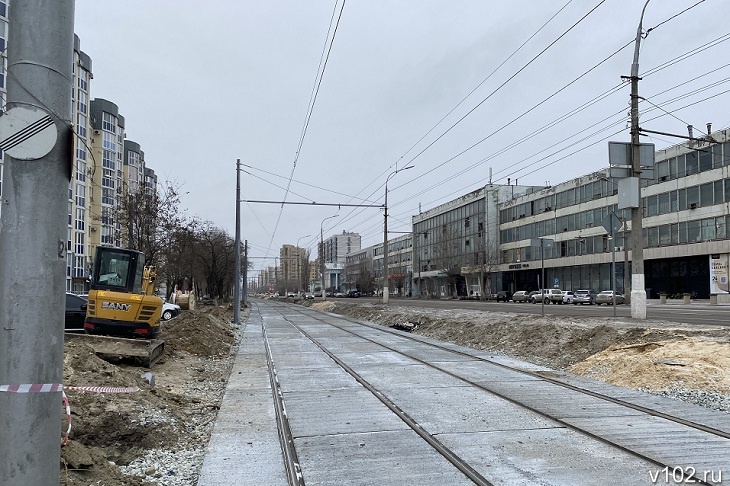 «Это резервная дорога?»: волгоградцам объяснили назначение бетонных плит на линии СТ у ЦПКиО