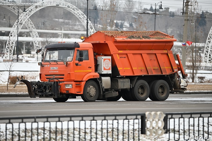 В Волгограде дорожные службы вышли на борьбу со снежным накатом и наледью