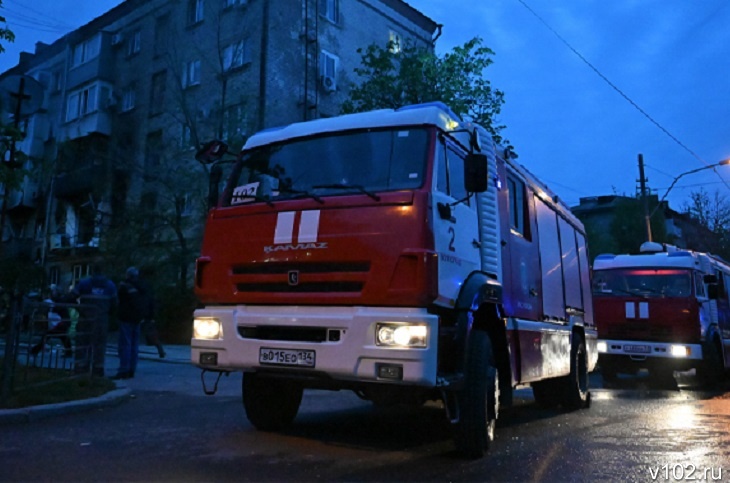 В центре Волгограда ночью загорелся подвал дома