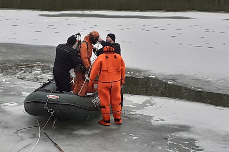 Остались лишь снасти да сапоги: под Волгоградом пропавшего рыбака ищут водолазы