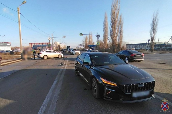 В Волжском вдребезги разбили авто бизнес класса стоимостью более 3 млн