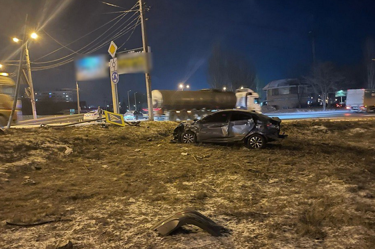 В Волгограде вылетевшая на остановку иномарка сбила пешехода