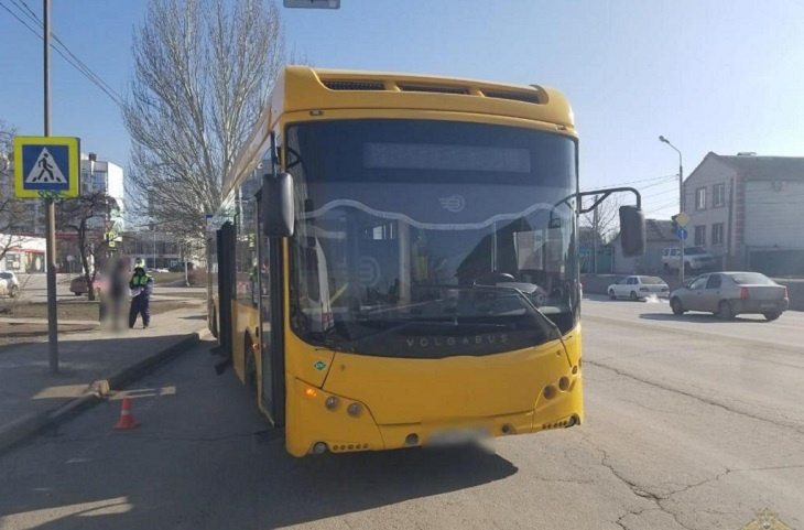 В Волжском камеры сняли наезд автобуса на школьника