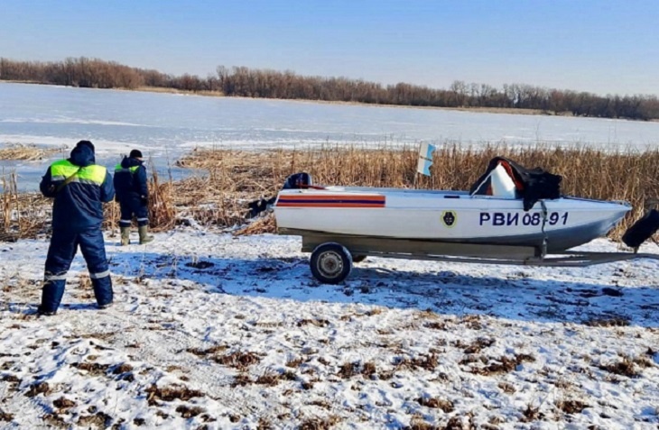 Под Волгоградом из озера достали тела двоих утонувших рыбаков