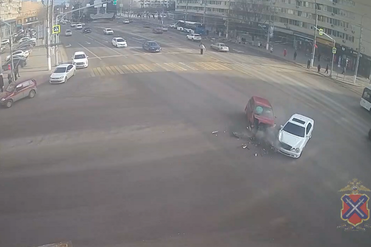 Видео: в центре Волгограда Ford рассыпался от жесткого ДТП на перекрестке