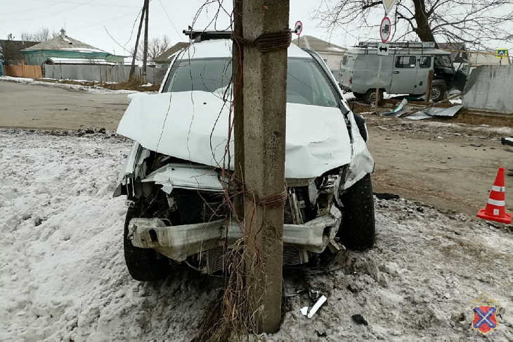 Под Волгоградом «УАЗ» и легковушка в ДТП протаранили столб и забор