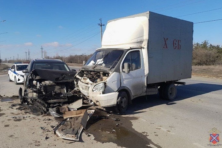 Фургон с хлебом попал в жесткое ДТП в Волгограде