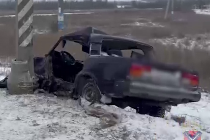 Под Волгоградом водитель «Жигули» погибла после столкновения с световой опорой