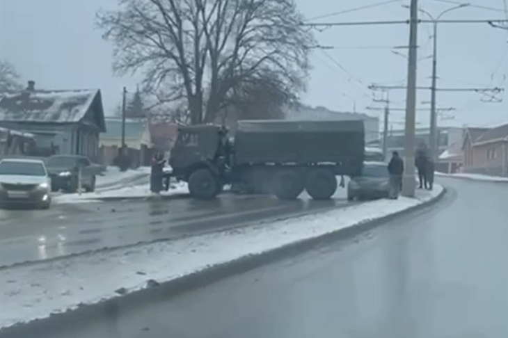 В Волгограде очевидцы сняли на видео последствия ДТП с военным КАМАЗом