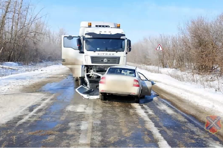 В Волгоградской области водитель легковушки погиб в лобовом ДТП с тягачом