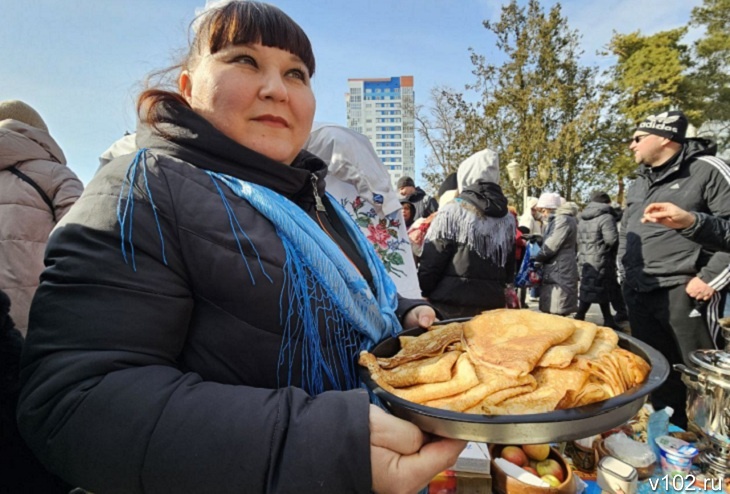 «Тут яблоку негде упасть»: тысячи волгоградцев отмечают Масленицу в ЦПКиО