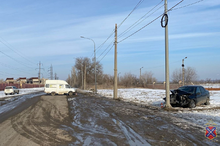 На севере Волгограда легковушка в ДТП с маршруткой впечаталась в столб