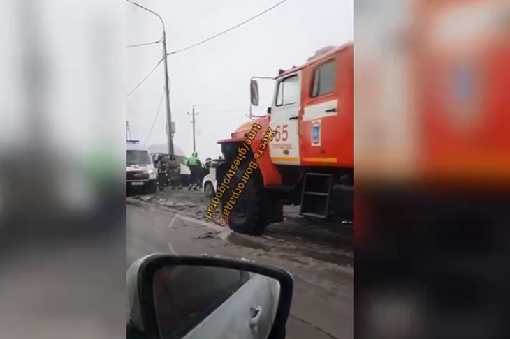 Микроавтобус врезался в столб на Третьей Продольной в Волгограде