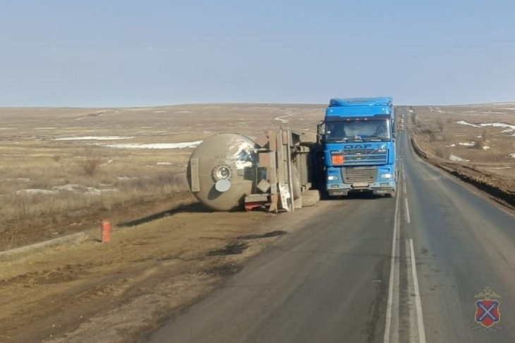 Под Волгоградом введено реверсивное движение из-за перевернувшейся цистерны с газом