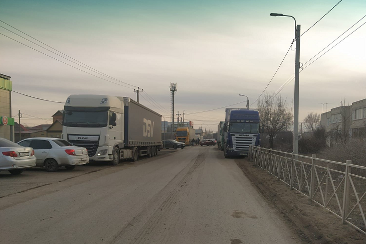 «Тут всё СНГ. Весь асфальт уже разбили»: жители Гумрака просят спасти посёлок от нашествия фур