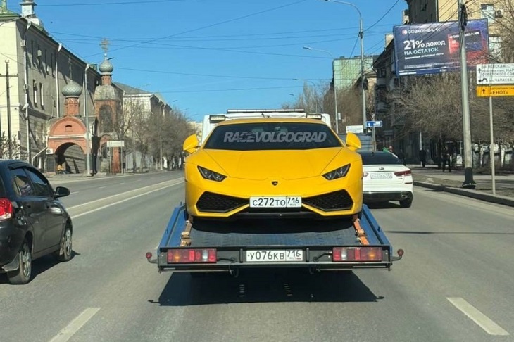 В Волгограде заметили премиальный спорткар Lamborghini Huracan