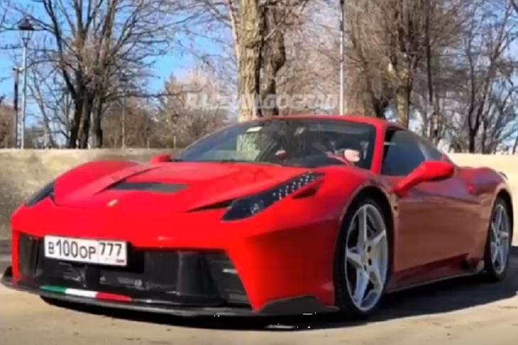 В Волгограде у аграрного университета заметили красный Ferrari за 17 млн рублей