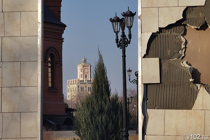 И это открыточный вид? Волгоградцы возмущены руинами МАНа в центре города