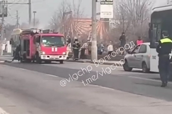 На севере Волгограда перекрыли проспект из-за пожара в автобусе