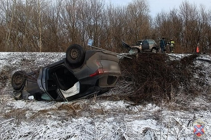 Под Волгоградом двое детей и двое взрослых пострадали в жестком ДТП с «перевертышем»