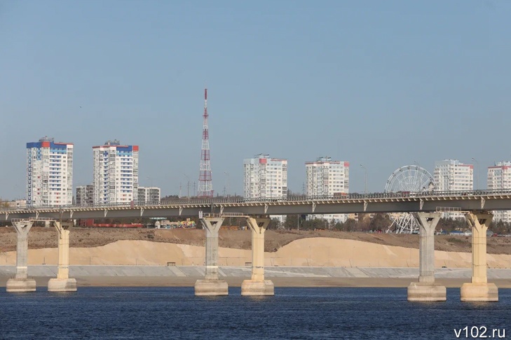 В Волгограде ищут упавшего с моста в Волгу мужчину