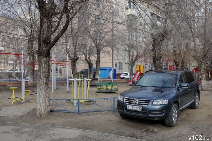 Проторенной дорогой? В Волгограде начнут автоматически штрафовать за парковку на газоне