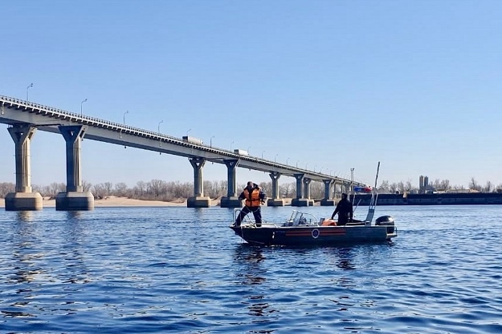 Водолазы нашли телефон мужчины, прыгнувшего с моста через Волгу