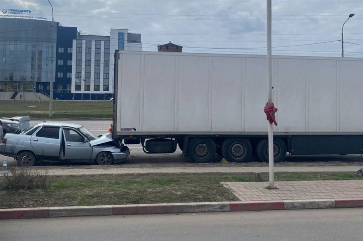 В Волгограде «ВАЗ» влетел в прицеп у остановки ЖБИ