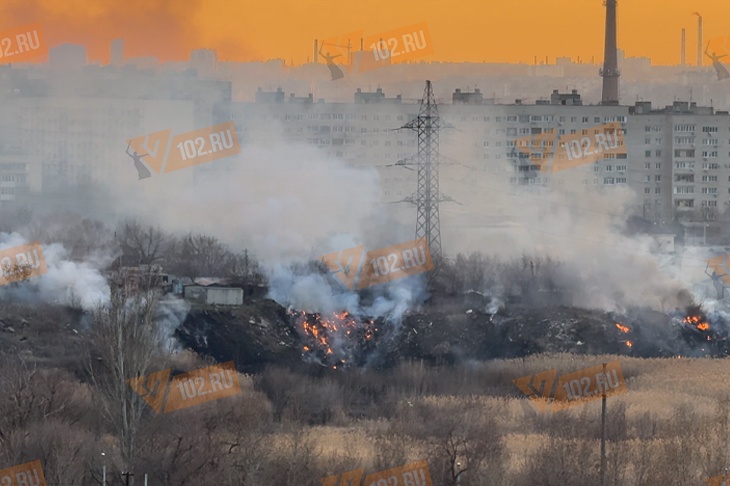 Очевидцы засняли крупный ландшафтный пожар у заправки «Газпром» в Волгограде