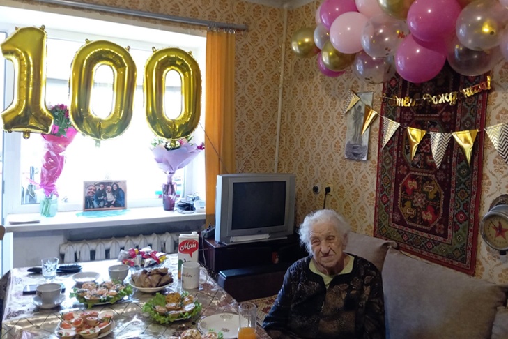 В Волгограде 100-летний юбилей отметила ветеран Лидия Петрова