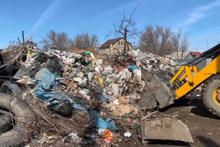 Позорную свалку в Гумраке начали убирать в Волгограде