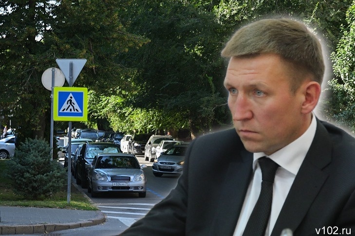 И они тоже платят? Депутат гордумы в суде отбился от штрафа за платную парковку