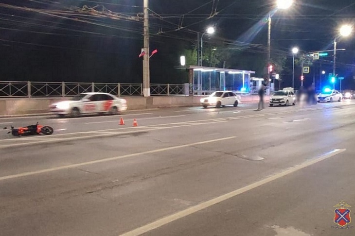 «Кугу» сделал «дугу»: жесткое ДТП с электросамокатом в Волгограде попало на видео