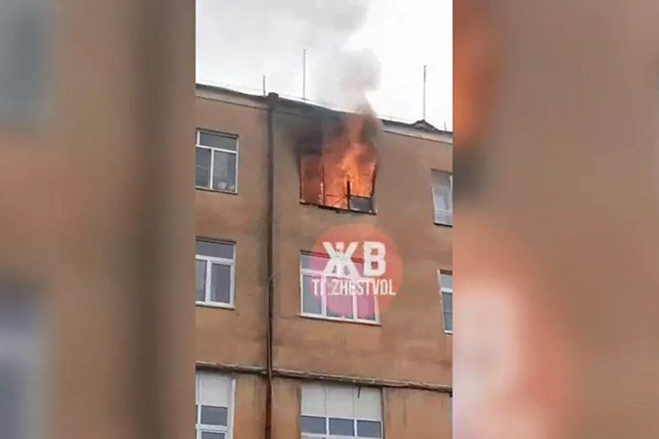 На севере Волгограда вспыхнула квартира в 62-летнем жилом доме