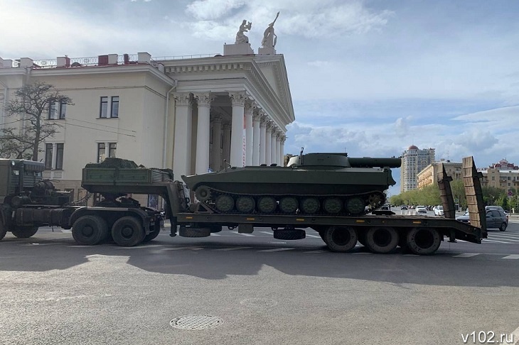 В Волгограде сняли на видео колонну военной техники на площади Павших борцов