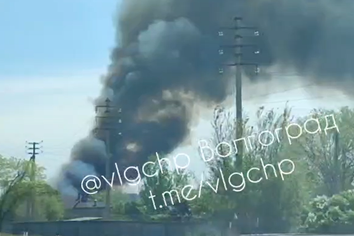 На юге Волгограда вспыхнул пожар вблизи частного сектора