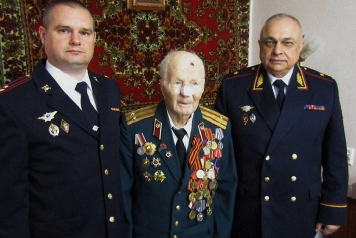 Полицейские побывали в гостях у фронтовика Ивана Тимощенко в Камышине