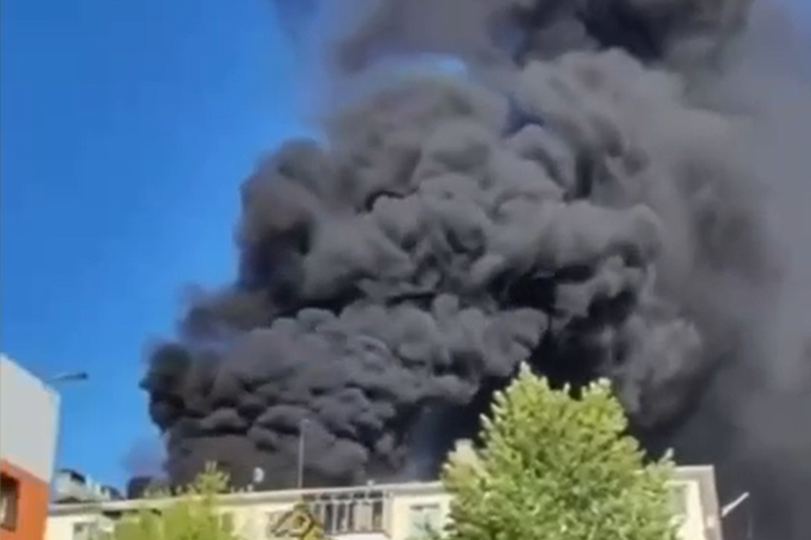 В Волгограде кровлю жилого дома окутал черный дым: видео