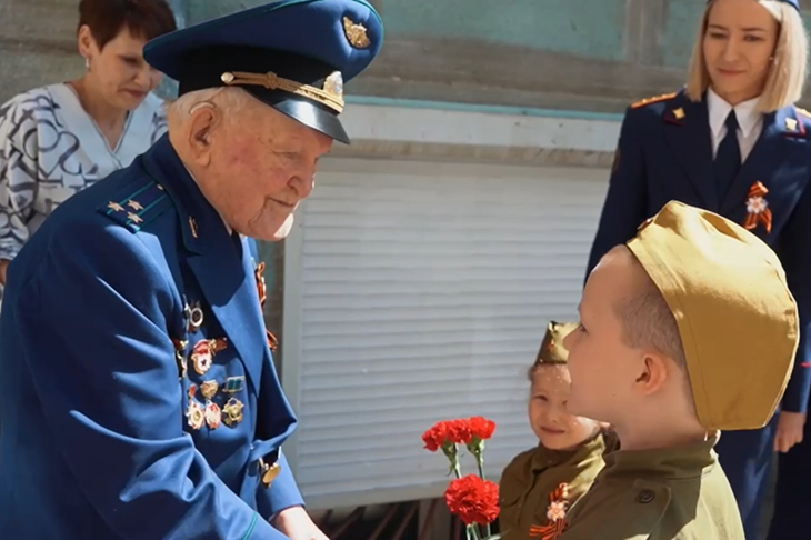 Волгоградские следователи поздравили с 101-летием фронтовика Георгия Рогового