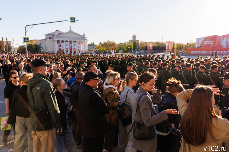 В Волгограде на первую репетицию парада Победы собрались толпы людей