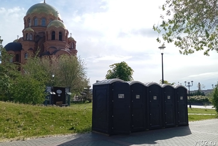 В центре Волгограда  появились  временные туалеты болотного цвета